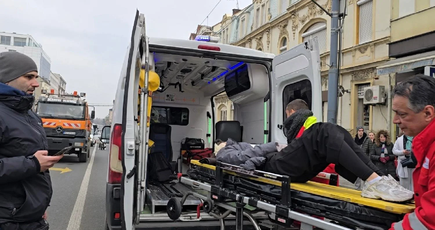 Teško povređena devojka koju je na blokadi u Ruzveltovoj udario auto, a potom je nosio na krovu (UZNEMIRUJUĆI SNIMAK) 2