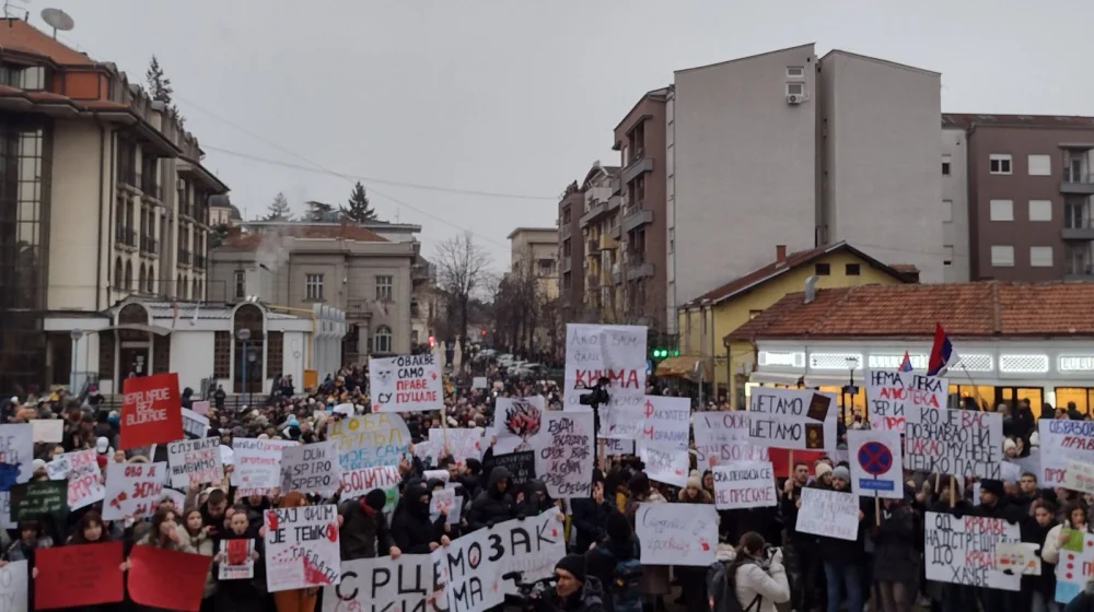 Dugujete odgovore, ne izgovore: Protesti u Kragujevcu sve masovniji (FOTO) 1