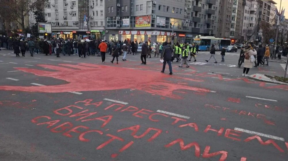 Završen protest novosadskih studenata: Ostavili pisma za BIA i ofarbali Bulevar oslobođenja (FOTO, VIDEO) 1