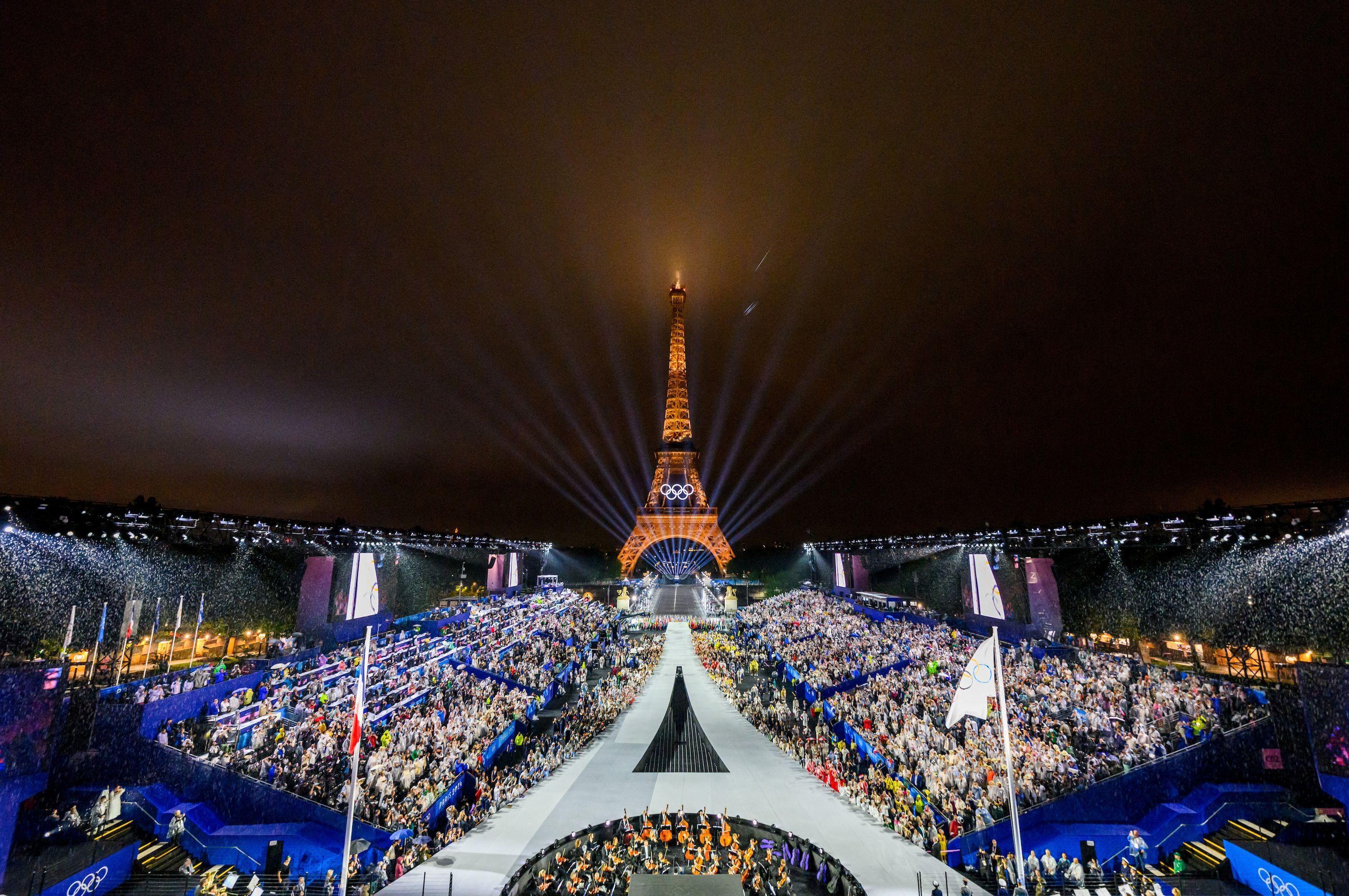 Trg Trokadero, sa Ajfelovim tornjem u pozadini, dok se podiže olimpijska zastava tokom ceremonije otvaranja Olimpijskih igara u Parizu 2024. 