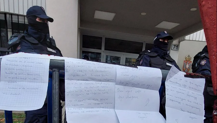 Završen protest novosadskih studenata: Ostavili pisma za BIA i ofarbali Bulevar oslobođenja (FOTO, VIDEO) 3