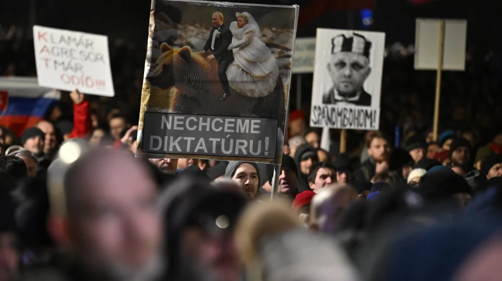 Desetine hiljada protestovale u Slovačkoj zbog proruske politike populističkog lidera Fica 1