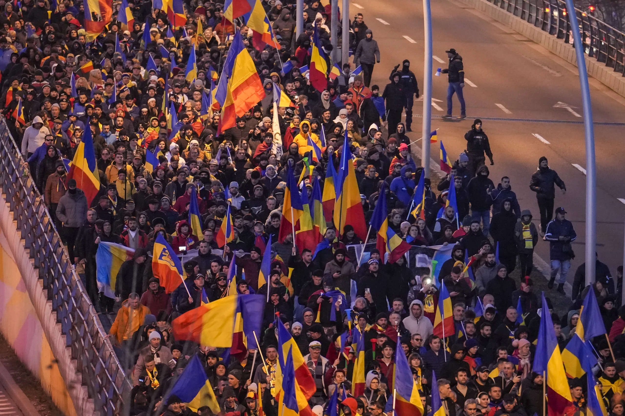 Desetine hiljada ljudi protestuje u Bukureštu protiv poništenih predsedničkih izbora (FOTO) 3