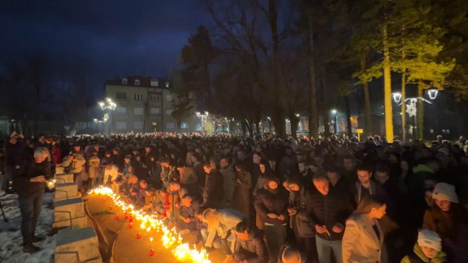 Građani pale sveće za 12 ubijenih na Cetinju 1