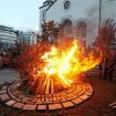 Ispred Hrama Svetog Save zapaljen badnjak (FOTO) 9