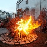 Ispred Hrama Svetog Save zapaljen badnjak (FOTO) 7