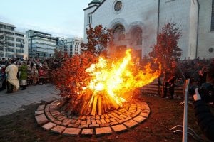 Ispred Hrama Svetog Save zapaljen badnjak (FOTO) 1