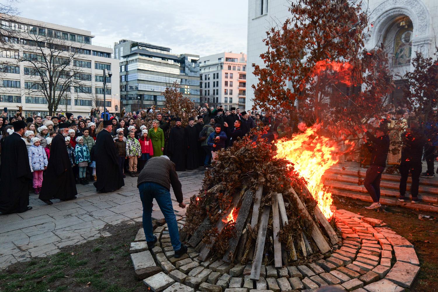 Ispred Hrama Svetog Save zapaljen badnjak (FOTO) 2