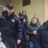 Policija na skupu podrške roditeljima u novosadskoj školi "Ivo Lola Ribar", tvrdi da je došla "zbog bezbednosti" 6