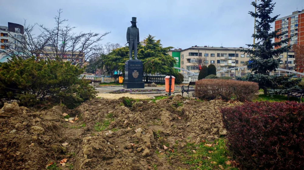 Ašanin (SSP): Ni tri meseca posle intervencije na vodovodnoj instalaciji lokalna vlast nije u stanju da sredi Trg Jovana Rstića u Kragujevcu 8