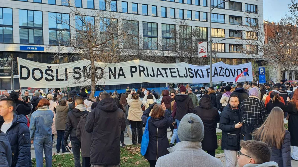 Novosadski studenti krenuli ka BIA, raspoređene pojačane policijske snage 6