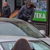 Životno ugrožena devojka koju je na blokadi u Ruzveltovoj udario auto, a potom je nosio na krovu (UZNEMIRUJUĆI SNIMAK) 4