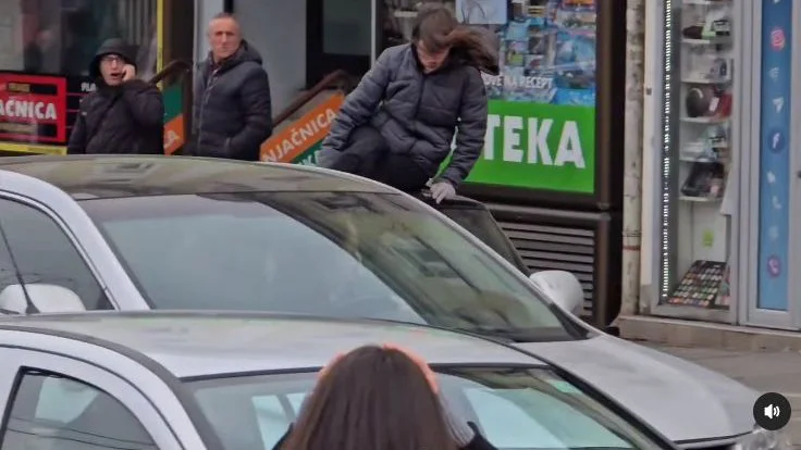 Teško povređena devojka koju je na blokadi u Ruzveltovoj udario auto, a potom je nosio na krovu (UZNEMIRUJUĆI SNIMAK) 1