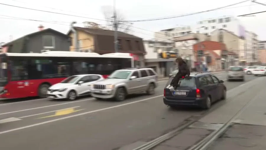 Teško povređena devojka koju je na blokadi u Ruzveltovoj udario auto, a potom je nosio na krovu (UZNEMIRUJUĆI SNIMAK) 4