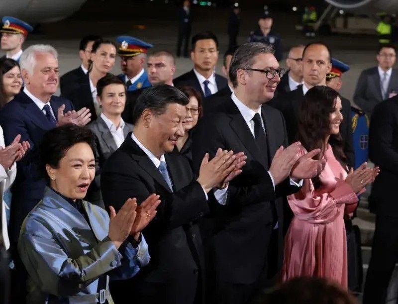 vucic i si sa suprugama na aerodromu