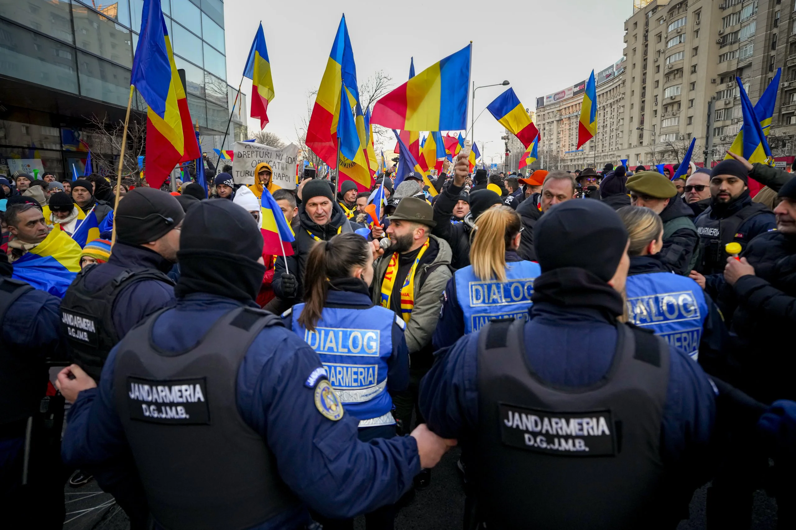 Desetine hiljada ljudi protestuje u Bukureštu protiv poništenih predsedničkih izbora (FOTO) 2