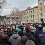 U centru Niša desetak hiljada studenata i građana: Radnici RTS izašli i pružili podršku protestu (VIDEO) 9