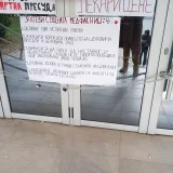 "Hipokrate, gde si ovih dana, nešto te nema": Protestna šetnja univerzitetskih profesora u Nišu okončana ispred Medicinskog fakulteta (VIDEO) 9