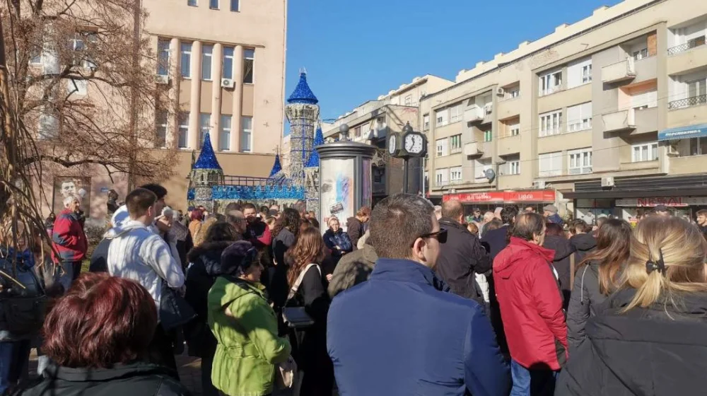 Protest u Kruševcu, blokirana raskrsnica u centru grada (VIDEO) 6