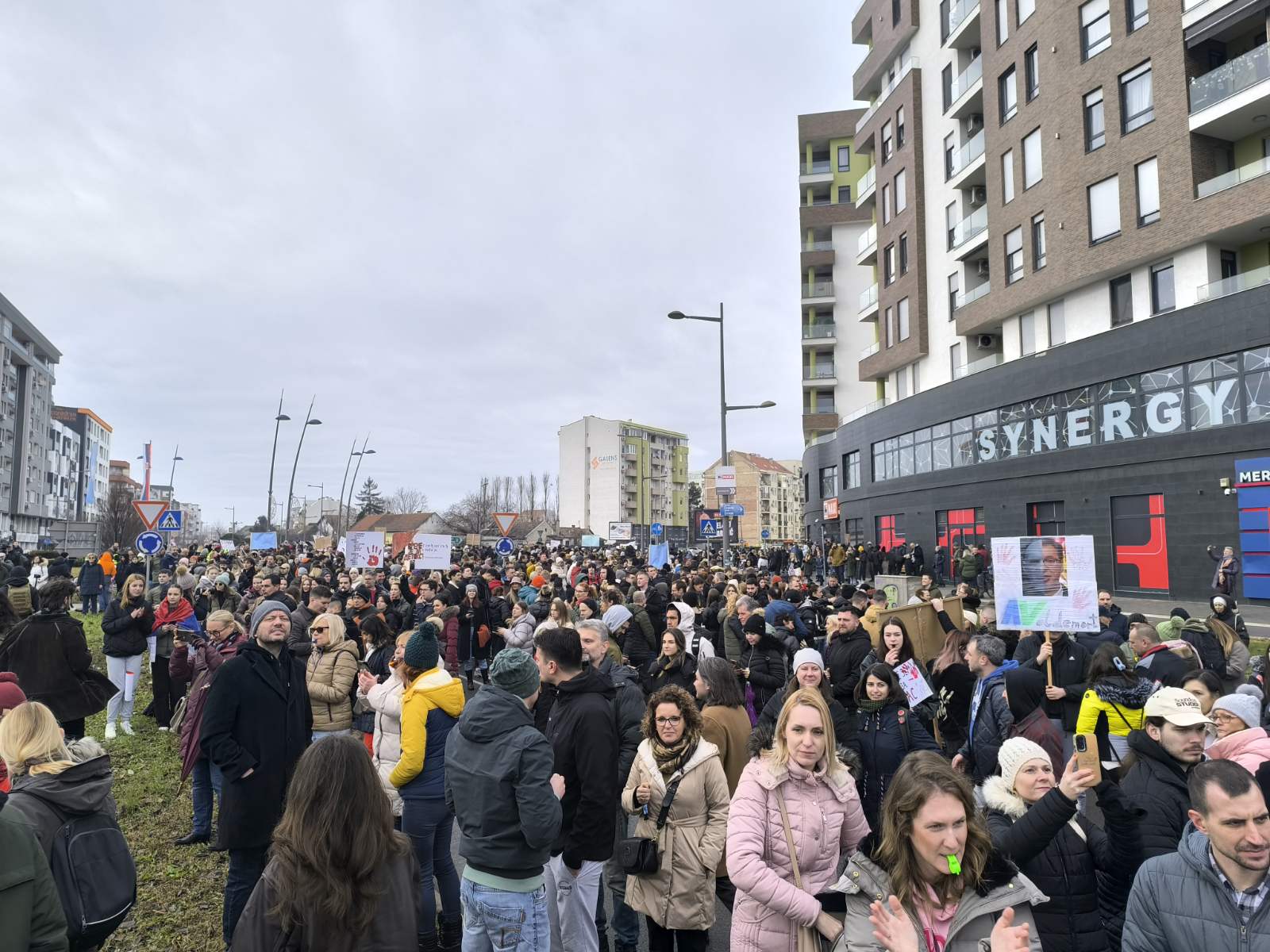 UŽIVO Generalni štrajk u Srbiji, počinje blokada na Ušću, veliki broj demonstranata u kolonama (FOTO/VIDEO) 6