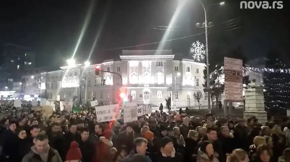 Hiljade ljudi na protestu u Užicu (VIDEO) 1