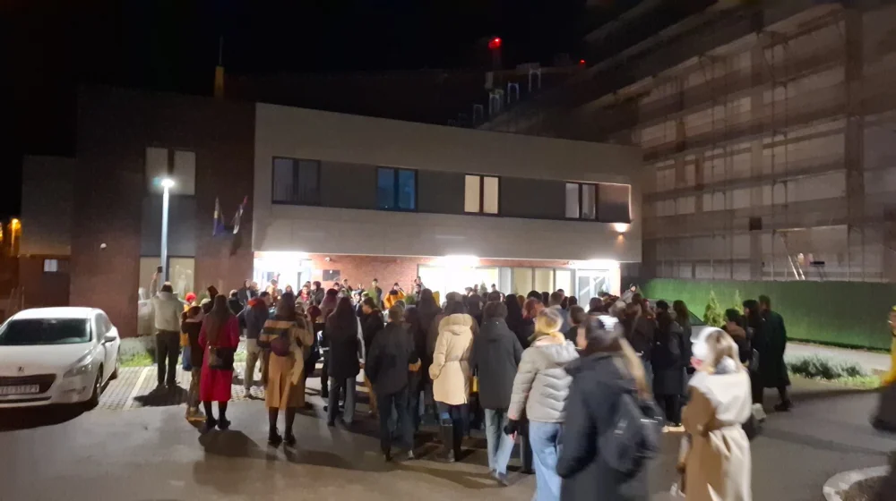 "Nećemo nikoga ostaviti samog". Studenti protestuju zbog privođenja čoveka koji ih je branio na blokadi 5