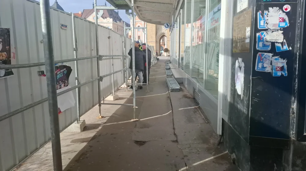 Postavljena skela ispod nadstrešnice na Tanurdžićevoj palati u Novom Sadu: Iz Zavoda tvrde da je nadstrešnica opasna po bezbednost građana 8