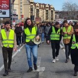 Koliko je tačno univerziteskih profesora podržalo studente? 7