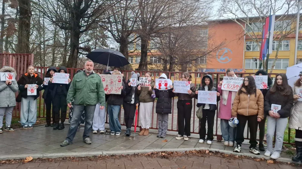 Javni čas ispred TŠ "Mileva Marić" u Novom Sadu: Pretnje nas neće zaplašiti 9