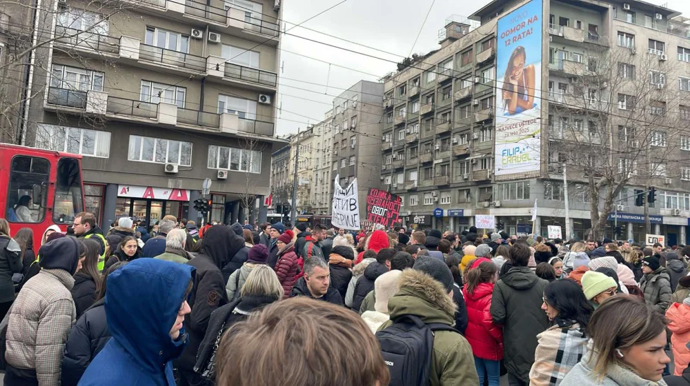 Studenti u petnaestominutnoj blokadi saobraćaja ispred Pravnog fakulteta (FOTO) 9