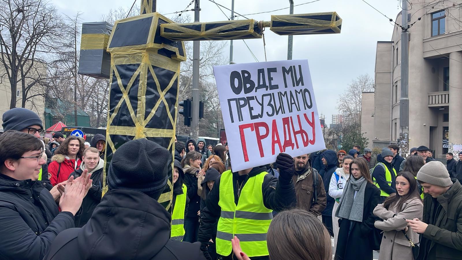 Studenti u petnaestominutnoj blokadi saobraćaja ispred Pravnog fakulteta (FOTO) 2