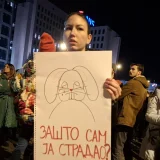 građani protestuju zbog obešenog zeca na zgradi škole