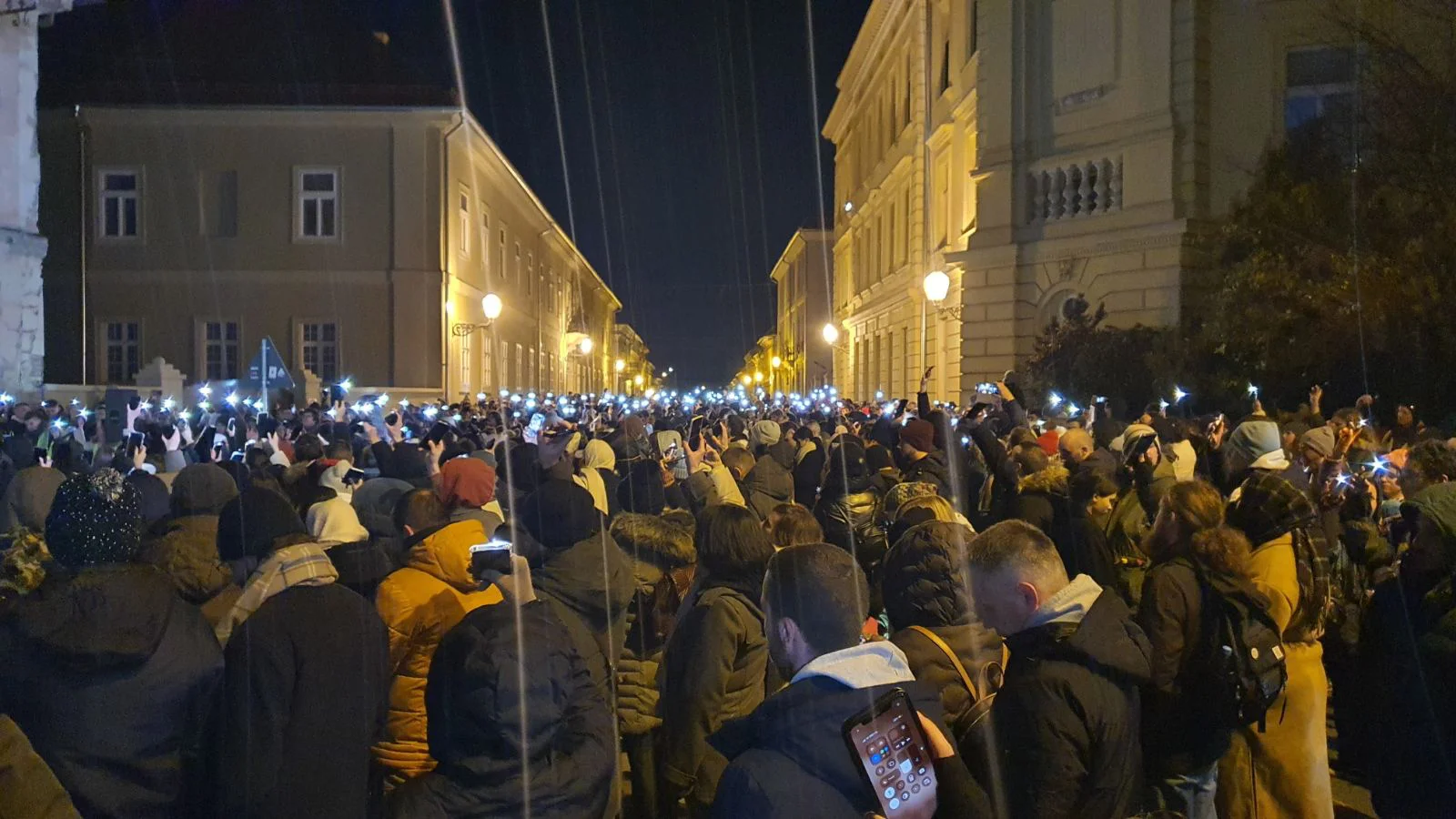 Novosadski studenti protestom i petnaestominutnom tišinom u ponoć dočekali Novu godinu po Julijanskom kalendaru (FOTO,VIDEO) 8