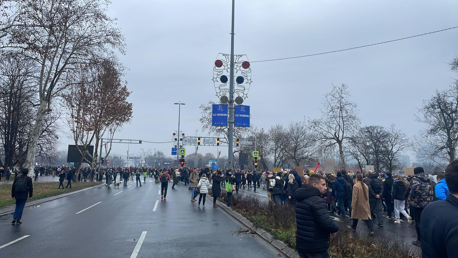 UŽIVO Generalni štrajk u Srbiji, počinje blokada na Ušću, veliki broj demonstranata u kolonama (FOTO/VIDEO) 4