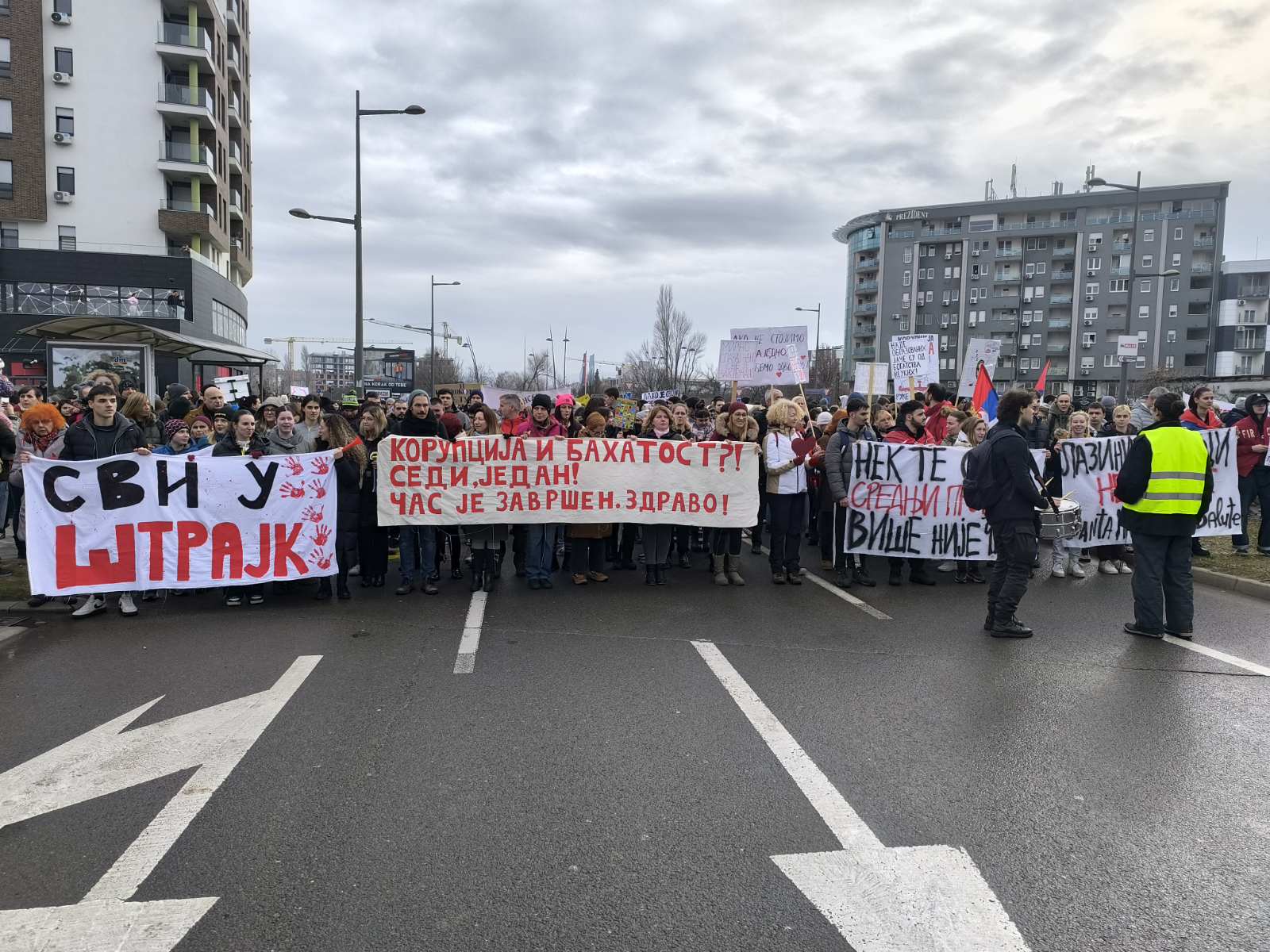 UŽIVO Generalni štrajk u Srbiji, počinje blokada na Ušću, veliki broj demonstranata u kolonama (FOTO/VIDEO) 5