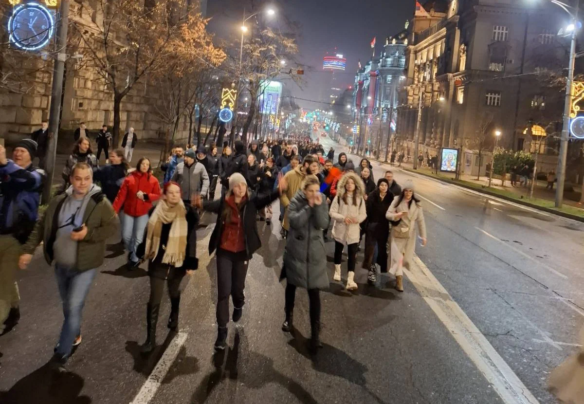 Kolona građana s Čukarice stigla do RTS i priključila se studentima (VIDEO, FOTO) 2