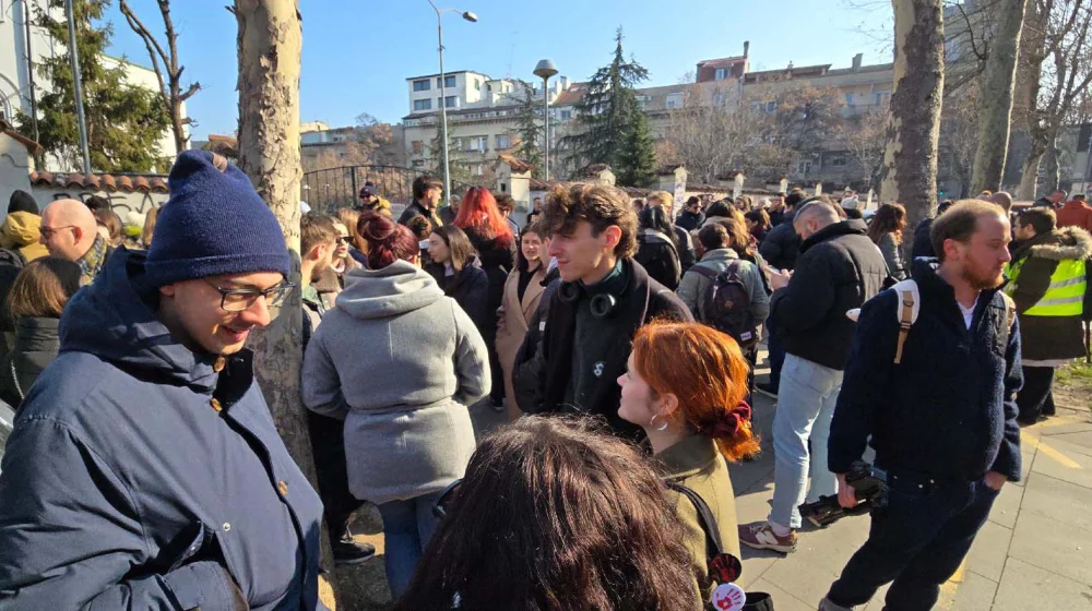 Beogradski studenti se okupljaju pred put za Kragujevac 9