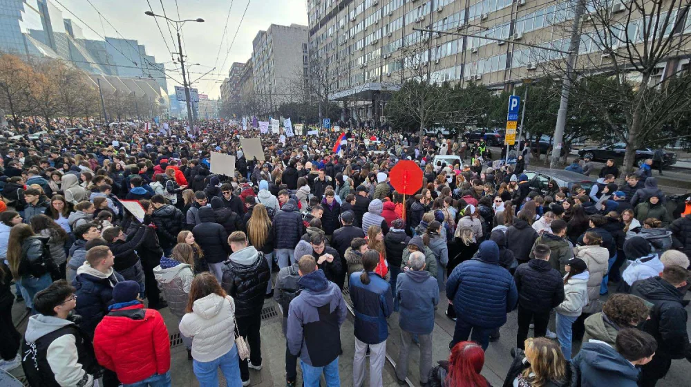 Studenti i građani i danas odali poštu stradalima u nesreći na Železničkoj stanici u Novom Sadu 1