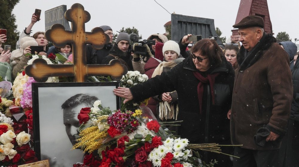 Veliki broj ljudi na grobu Navaljnog, na godišnjicu smrti ruskog opozicionog lidera (FOTO) 10