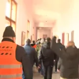 Poljoprivrednici i demonstranti ušli u zgradu opštine Bogatić gde se održava rasprava o prostornom planu (VIDEO) 5