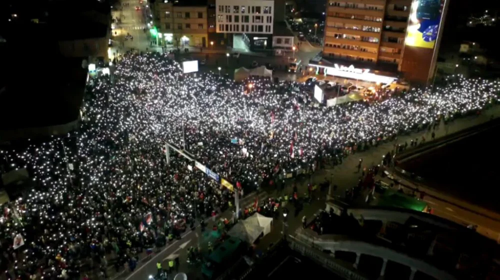 UŽIVO Završen 15-očasovni protest "Sretnimo se na Sretenje": Više desetina hiljada ljudi podržalo studente u Kragujevcu, naredni 1. marta u Nišu (FOTO, VIDEO) 7