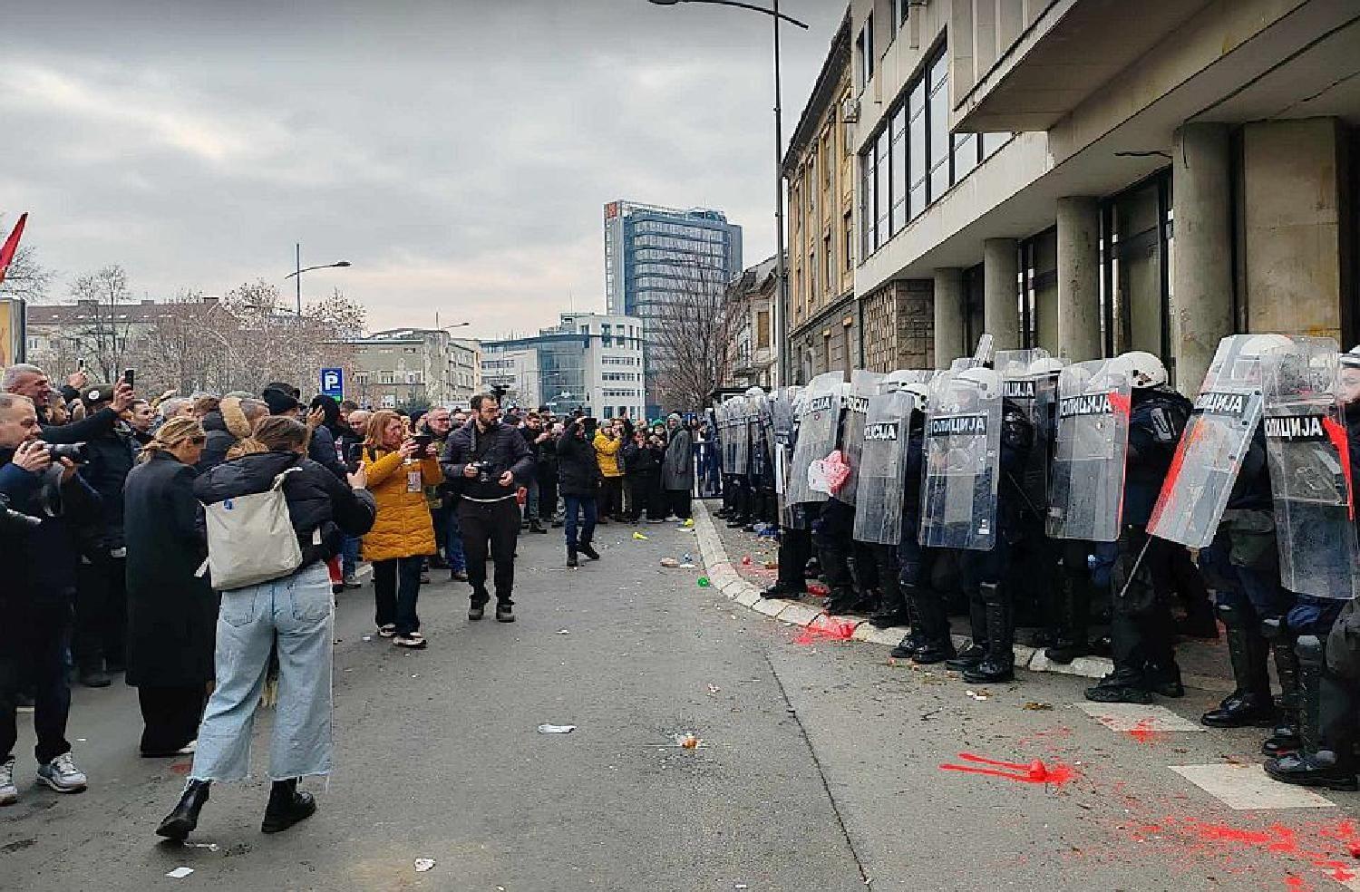 Policia para ndërtesës së parlamentit në Novi Sad, incidente në Novi Sad