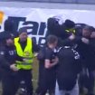 Haos na nekoliko sekundi pre kraja meča: Bugarski huligani tukli delegata (VIDEO) 6