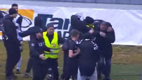 Haos na nekoliko sekundi pre kraja meča: Bugarski huligani tukli delegata (VIDEO) 12