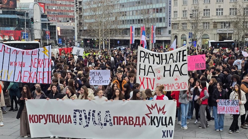 "Nismo strani plaćeni već volimo svoju zemlju": Protest srednjoškolaca ispred Republičkog javnog tužilaštva 9