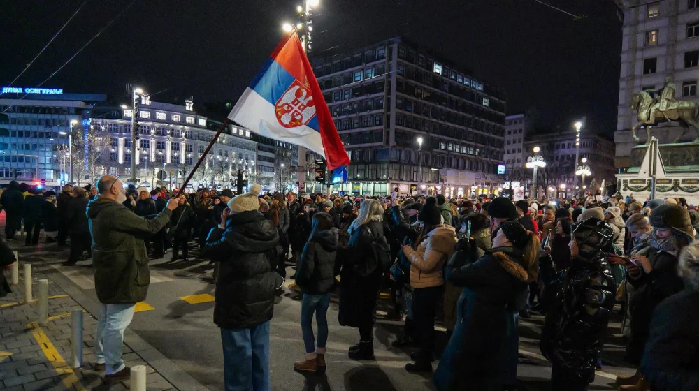 Beograđani večeras sa Trga Republike poslali podršku Kragujevcu (FOTO) 9