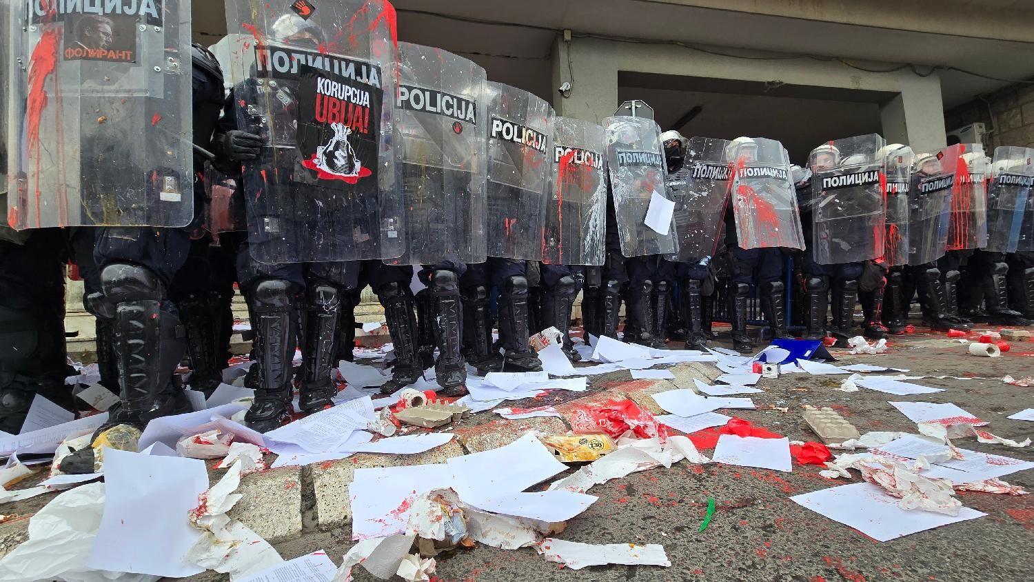 Oficerët e policisë që u vunë në shënjestër u rrethuan me bojë, letra dhe miell.