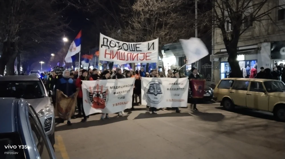 "Dobro nam došli dragi studenti": Građani Aleksinca u velikom broju i uz vatromet dočekali niške studente koji pešače do Kragujevca (VIDEO) 13