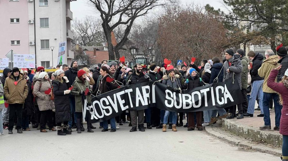 Sa protesta u Subotici poručeno: "Propuštene lekcije se mogu nadoknaditi, propušten život ne može" (FOTO) 12