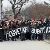 Sa protesta u Subotici poručeno: "Propuštene lekcije se mogu nadoknaditi, propušten život ne može" (FOTO) 9